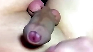 毛の無いおちんちんをいじる少年