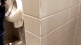 Novinho saiu da faculdade e foi na padaria . no banheiro deixou de mijar para receber um boquete . diário de banheirão (dia8) completo no in flames e subscrição