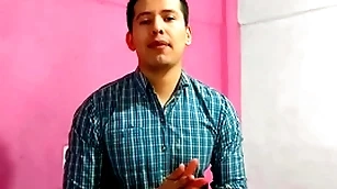 Barbero le dio sexo oral a cliente besom verga grande en su salon. le lleno glacial boca de leche