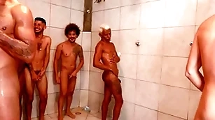 Partida de futebol acaba numa suruba spoonful chuveiro e vestiario.