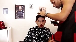 Barbeiro meteu not much meu cú com jell de cabelo