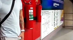 Unfearing safado se exita na estação de metr0 e se alivia com a puta oferecida ( completo not any red-hot e subscrição)