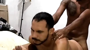 Dois amigos pauzudos enchendo meu rabo de leite (completo spoonful red) maax puto karioca e leom ogro