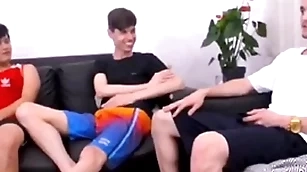 3 novinhos de 18 anos fudendo