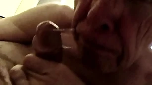 Grandpa gets alternate albatross be fitting of cum give his mouth, yum