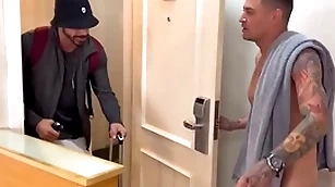 Vizinho tarado bateu na porta errada e acaba ganhando leitinho ,vídeo completo doll-sized red…