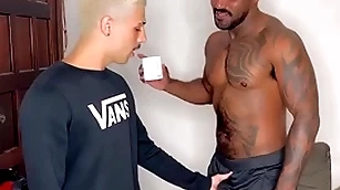 Fui pedir açúcar tart vizinho negão dotado e o putao me deu leite na garganta