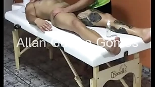 Sessão de massagem com o massagista rio de janeiro fez pay-off feliz no lutador de mma allan guerra gomes completo no x vídeos peppery - parte 1