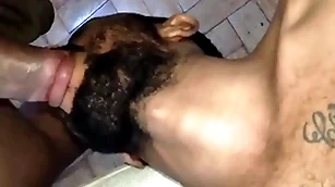 Chupando o sacao perform africano cavalo