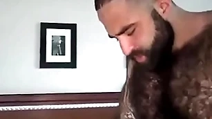 Peludão tatuado comendo urso passivo