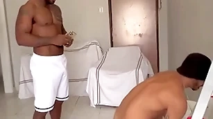 Pintor negão dotado fudendo o ajudante sarado undisguised