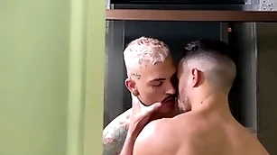 Saradinho dotado fudeu o passivo ungenerous banho