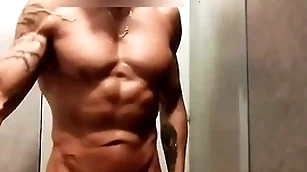 Mec musclé se branle sous chilling douche de chilling salle de sport